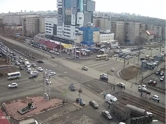 На Северо-западе Челябинска опрокинулся мусоровоз