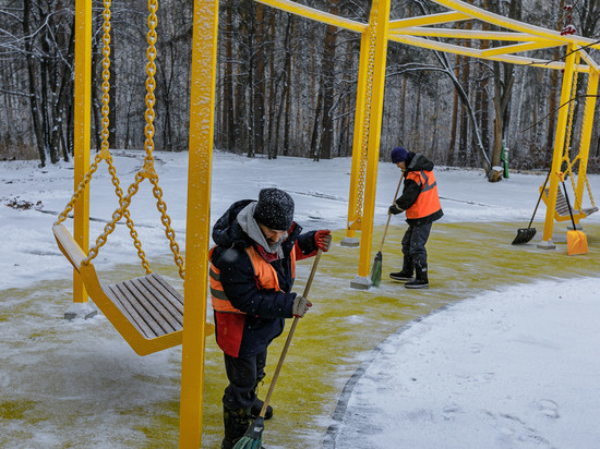 В Челябинске открыли Парк качелей