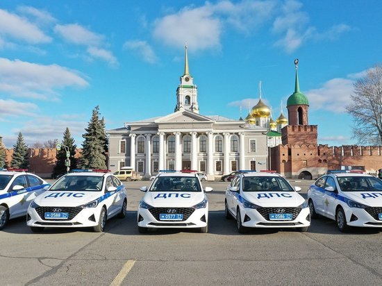 Алексей Дюмин передал сотрудникам ГИБДД новые автомобили
