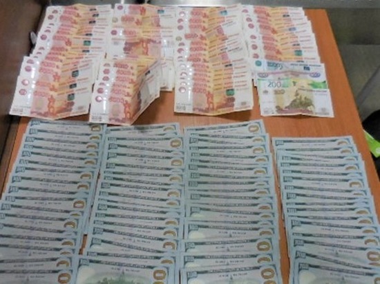 Иностранец пытался незаконно вывезти из Волгограда 10 тысяч долларов США