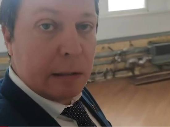 Депутату выдали половую тряпку после жалобы на пустой кабинет