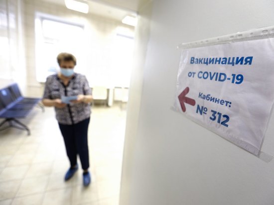 Обязательная вакцинация пенсионеров в Петербурге оказалась не такой уж обязательной