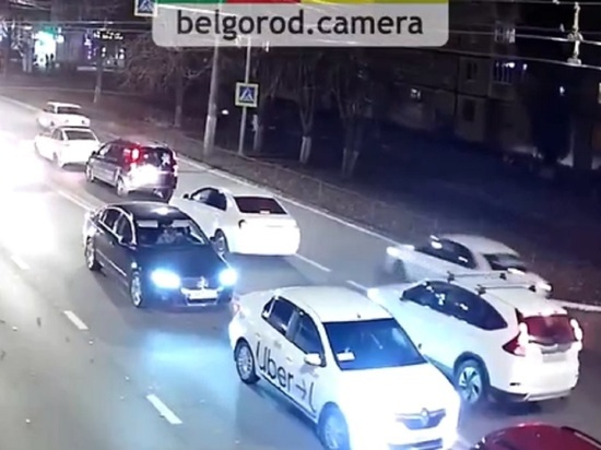 В Белгороде рядом с "Космосом" таксист сбил девушку на пешеходном переходе