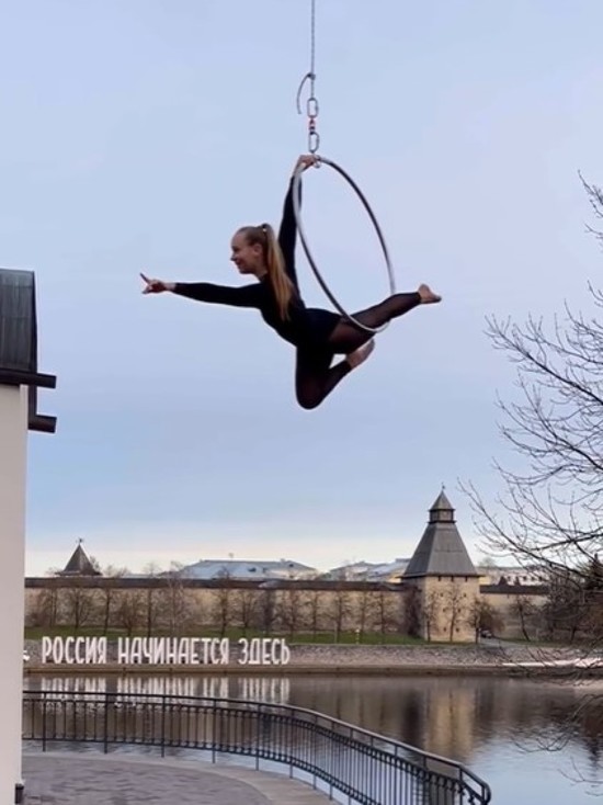 Псковская гимнастка выполнила трюки в купальнике на фоне главного храма Пскова