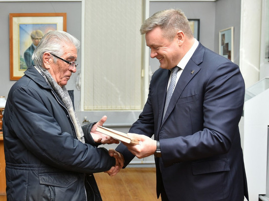 Любимов передал уникальное издание Есенина музею в Ташкенте
