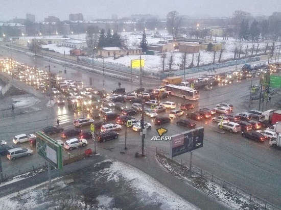 Неработающий светофор вызвал транспортный коллапс на улице Немировича-Данченко в Новосибирске