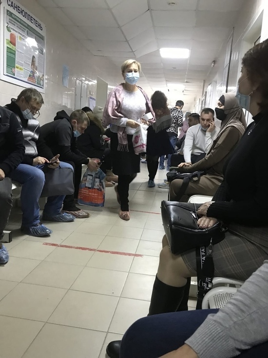 Дистанция не соблюдается: огромные очереди в больнице возмутили жителей Нового Уренгоя