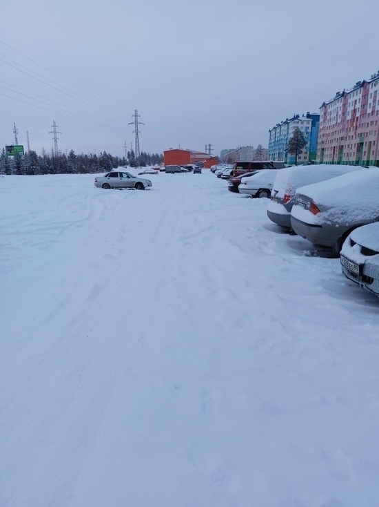 Заваленные снегом новые парковки беспокоят жителей Ноябрьска