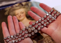 Пара бриллиантовых браслетов, когда-то принадлежавших королеве Франции Марии-Антуанетте, была продана на аукционе за 8,2 миллиона долларов, что превзошло их предпродажную оценку