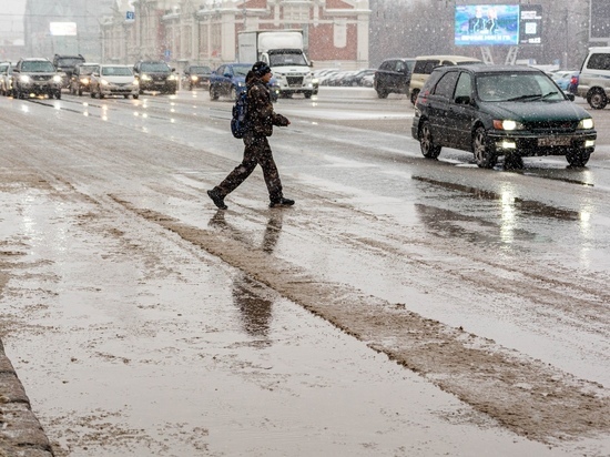 Реки на дорогах и снежная каша на тротуарах появились из-за оттепели с мокрым снегом в Новосибирске