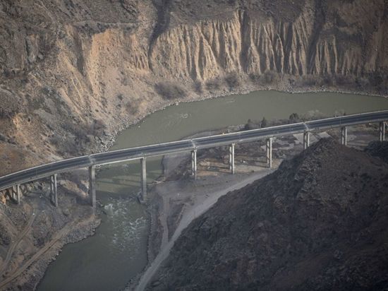 Китай построил для Кыргызстана автодорогу и два эстакадных моста