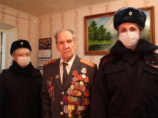 Полицейские поздравили бывшего руководителя Серпуховского уголовного розыска
