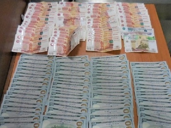 Гражданин Азербайджана пытался  незаконно вывести валюту