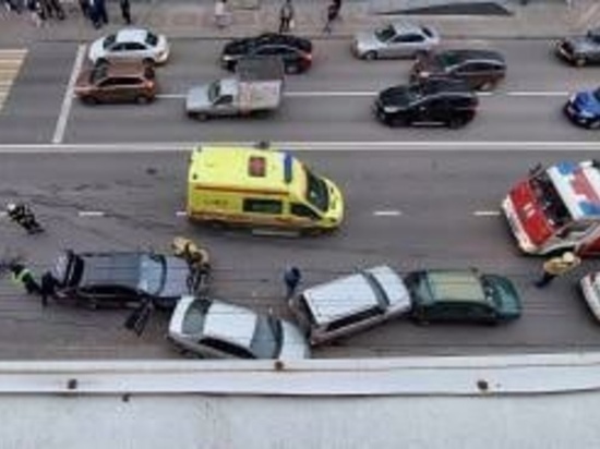 В массовой аварии на Дзержинского в Курске пострадали пять машин
