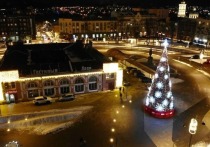 В центре Серпухова у памятника Владимиру Храброму, на деревьях как по -волшебству появились новогодние шары, напоминающие румяные яблочки