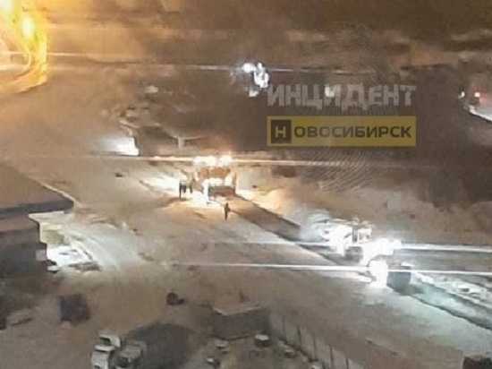 Дорожники укладывают асфальт в снег после запрета мэра Новосибирска