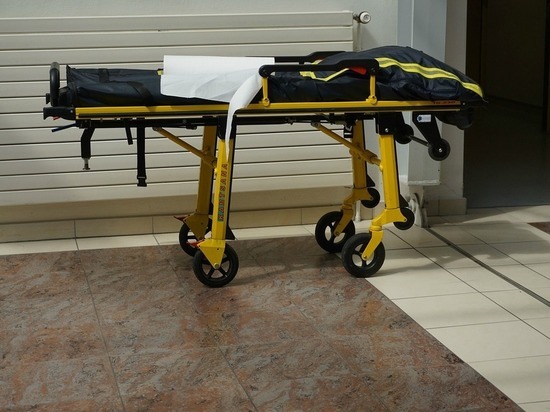 В Амурске врачи скорой помощи устроили пациенту катание на носилках по гололеду