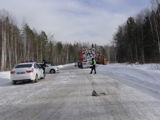 Последствия снегопада ликвидируют три сотни машин в Свердловской области