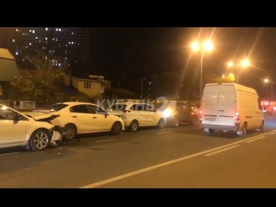 В Краснодаре произошла авария с участием пяти автомобилей