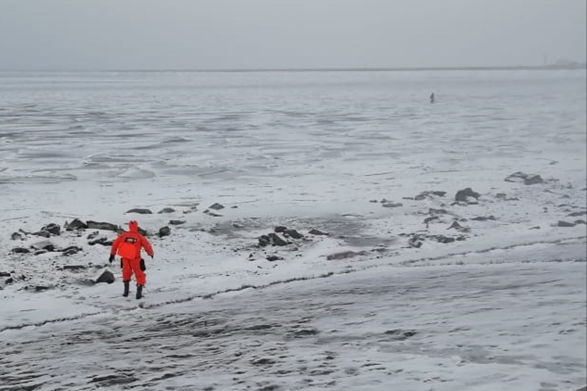 Обское море рыбалка. Обское море Новосибирск зимой. Рыбаки на льду Обского. Зимняя рыбалка в Новосибирске на Обском водохранилище. Аванпорт Новосибирск Обское море.