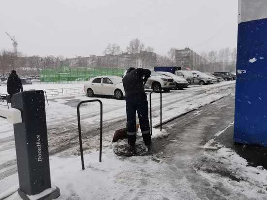 В Хабаровске на уборку снега отправили более 50 единиц спецтехники