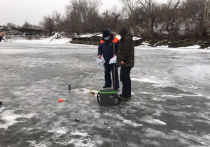 Инспекторы ГУ МЧС по Алтайскому краю измерили в Барнауле толщину льда в местах, где собираются любители зимней рыбалки
