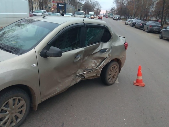На Юге Тамбова столкнулись две легковушки: пострадала девушка