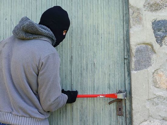 Воры украли из коттеджа в Ленобласти коллекцию часов на полмиллиона рублей