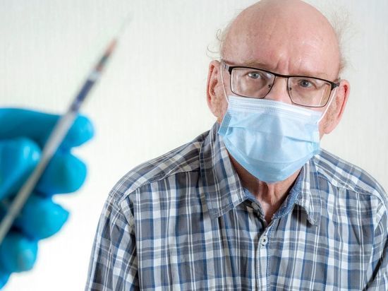 Как петербуржцы отнеслись к обязательной вакцинации пожилых