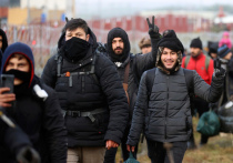 Четвертые сутки толпы мигрантов осаждают белорусско-польскую границу