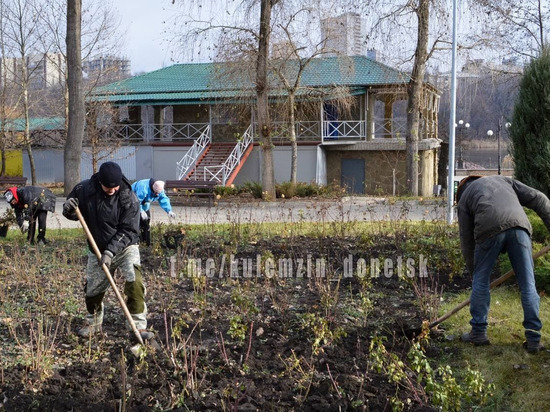 Около цирка в Донецке высадили тюльпаны