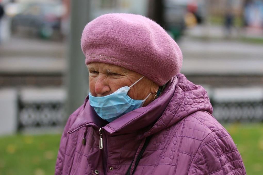 В Санкт-Петербурге пообещали не отлавливать пенсионеров для вакцинации -МК