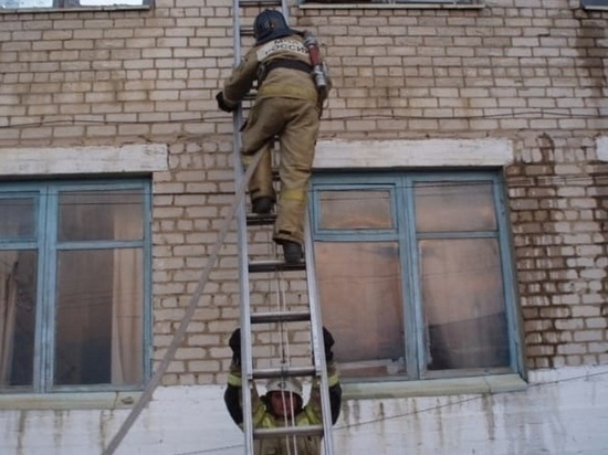 Пожарные спасли пенсионера из горевшей квартиры в Чите