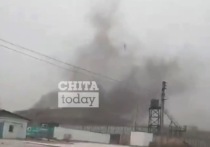Очевидец снял на видео черный дым, который утром 13 ноября шел из-под крыши здания на территории исправительной колонии №5 по улице Александра Липова в Чите