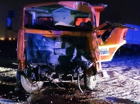 Водитель в больнице: 2 грузовика столкнулись на трассе под Новым Уренгоем