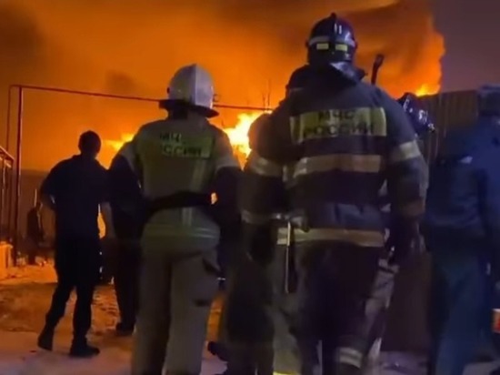 В Пензе поздним вечером за филармонией произошел крупный пожар