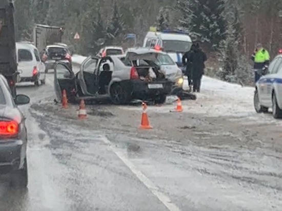 Пассажир Renault погиб в ДТП с грузовиком под Красноярском