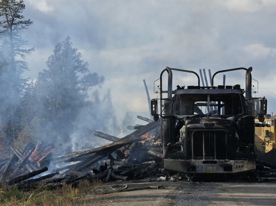 Многотонный БелАЗ вылетел с дороги и загорелся в Забайкалье