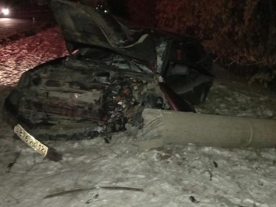 34-летний водитель попал в больницу после наезда на столб в Йошкар-Оле