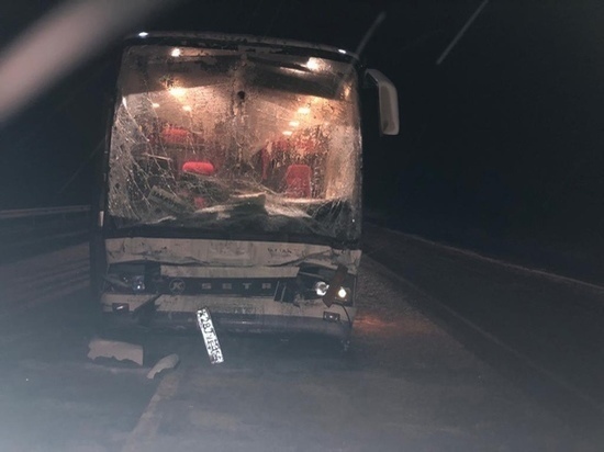 Перевозивший вахтовиков из Нового Уренгоя автобус попал в ДТП в Тюменской области