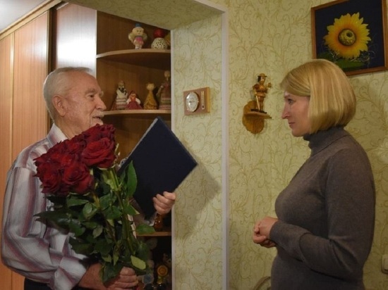 Глава Серпухова поздравила одного из старейших членов ведущей партии страны