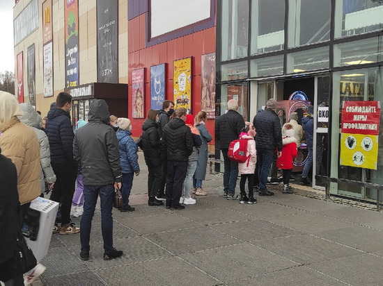 На входе в ТЦ «Премьер» из-за проверки qr-кодов образовалась очередь