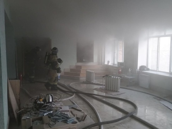 Пожар в здании университета в Комсомольке ликвидировали спасатели