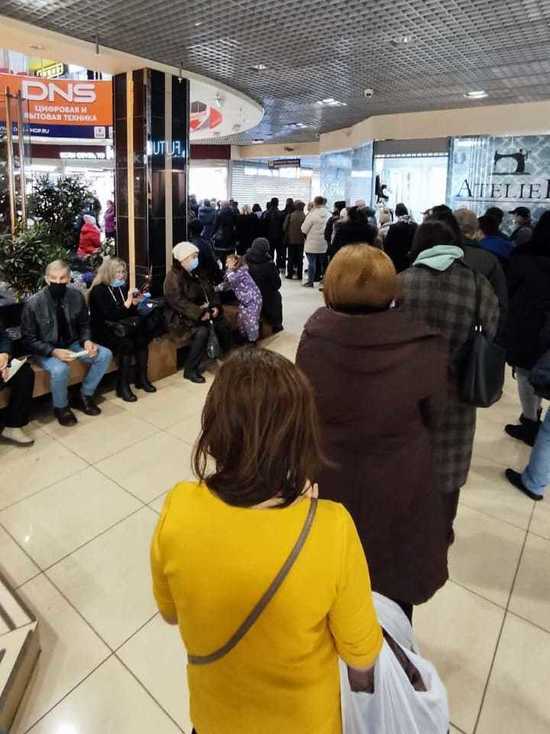 В Новокузнецке в ТРЦ «Сити Молл» образовалась километровая очередь на вакцинацию