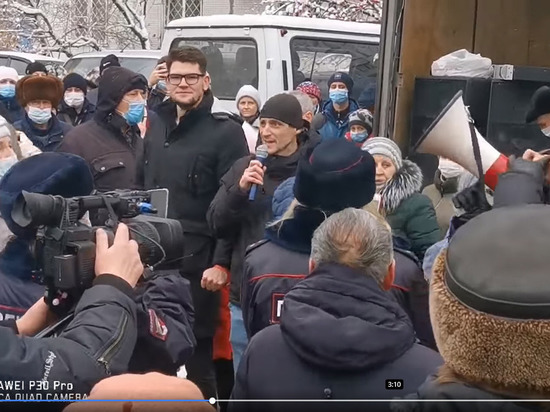 Стихийный митинг новосибирцев в защиту сквера вырос в перепалку с полицией