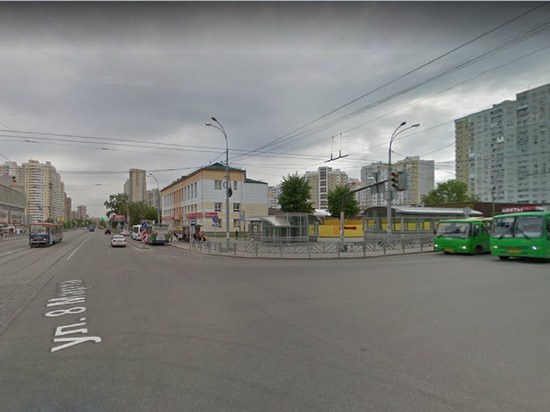 Пассажирский автобус занесло и выкинуло на дорожное ограждение в Екатеринбурге