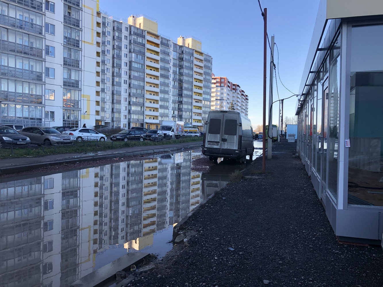 Жители ЖК «Ленсоветовский» в Шушарах пожаловались на нехватку мест в  детских садах и школах