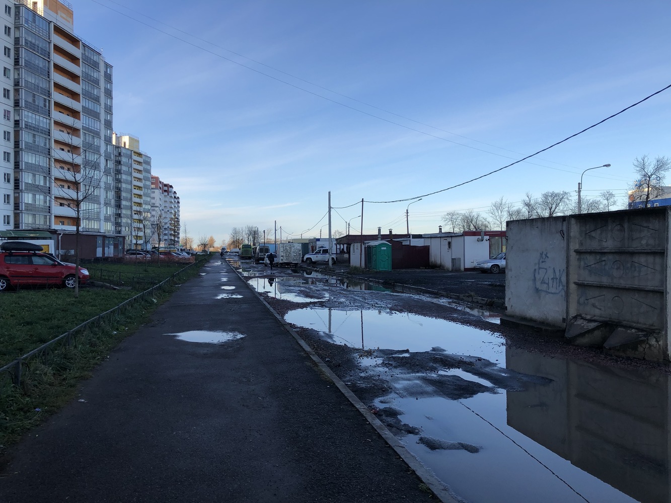 Жители ЖК «Ленсоветовский» в Шушарах пожаловались на нехватку мест в  детских садах и школах