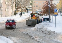 Спецтехника задействована на разметании снега с проезжей части и тротуаров, очистке остановок, а также посыпании улиц пескосоляной смесью