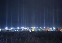 В Дудинке Красноярского края местные жители смогли понаблюдать за уникальным природным явлением — световыми столбами. Фотограф Денис Гаськов заснял их и поделился фотографиями на своей странице в соцсети Instagram.